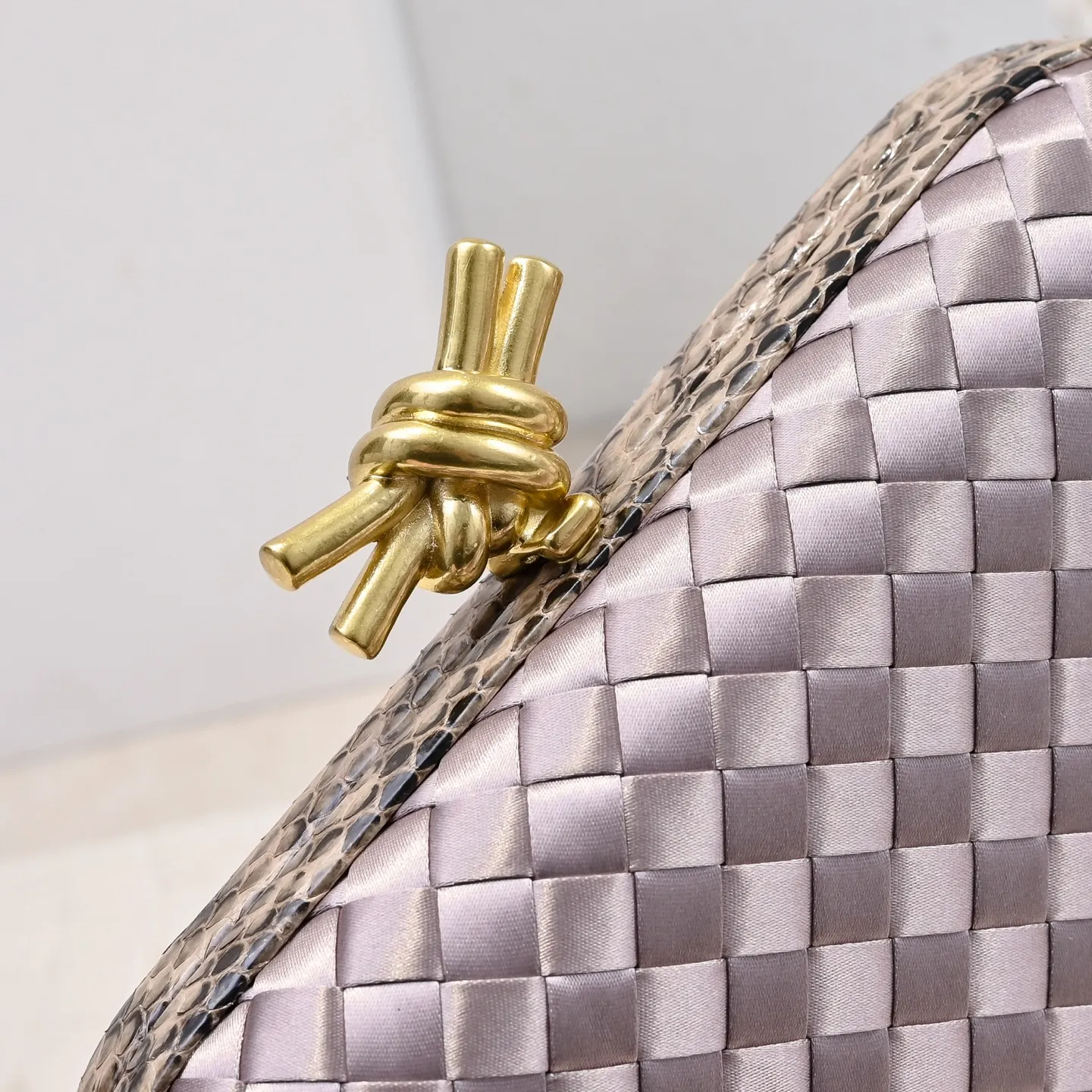 Batch 1460 #BV Knot woven evening bag series ~ Each bag reveals exquisite elegance💫Iconic classic silk weaving➕snake skin trimming with knot buckle, soft and delicate feel. The design is small and exquisite, low-key without logo, elegant and elegant. Paired with evening dress or cheongsam, it has the atmosphere of a famous and wealthy lady. Full of aura and invincible texture💃 Model: 7622 Dimensions: 20x12x5.5